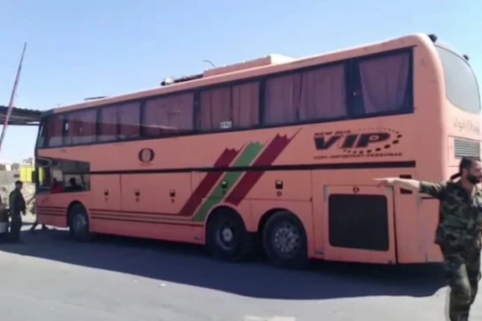 Đoàn xe buýt chở phiến quân rời bỏ Douma - ảnh minh họa Masdar News