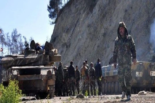 Binh sĩ lực lượng Lá chắn Qalamoun bên ngoài thành phố vệ tinh Al-Tall