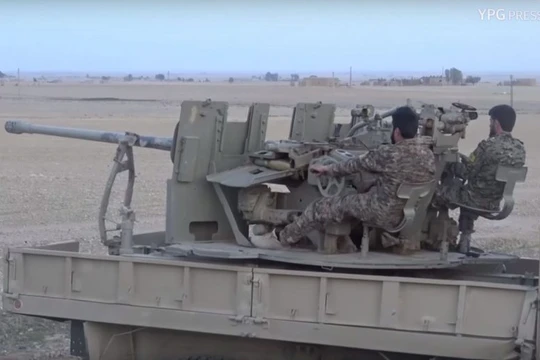 Chiến binh người Kurd trên sa mạc tỉnh Hasakah. Ảnh minh họa Masdar News