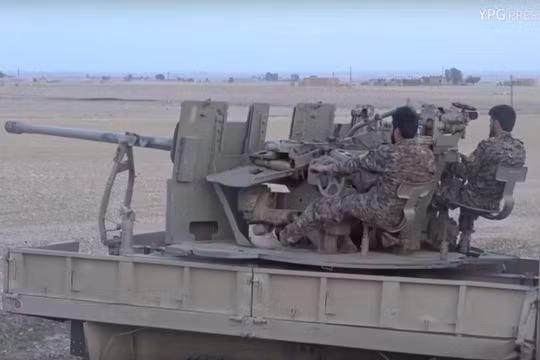 Chiến binh người Kurd trên sa mạc tỉnh Hasakah. Ảnh minh họa Masdar News