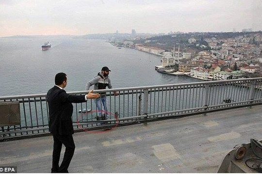 Sự thực vụ "cứu người tự sát" của tổng thống Thổ Nhĩ Kỳ Erdogan