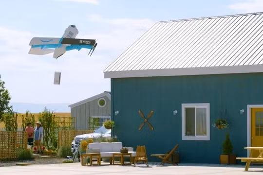 UAV giao hàng của Amazon sẽ thả gói hàng ở độ cao 3m xuống cho khách hàng. Ảnh CNBC
