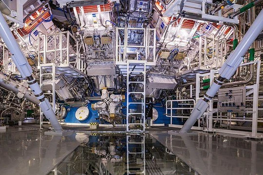 Lò phản ứng nhiệt hạch ở Livermore, California. Hệ thống sử dụng 192 tia laser hội tụ tại tâm của quả cầu khổng lồ làm cho một viên nhiên liệu hydro nhỏ phát nổ. Ảnh Damien Jemison/Phòng thí nghiệm quốc gia Lawrence Livermore/AP