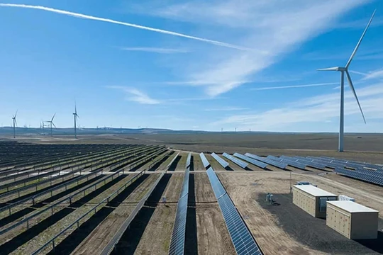 Nhà máy năng lượng quy mô tiện ích đầu tiên kết hợp năng lượng mặt trời, gió và pin lưu trữ phía bắc bang Oregon. Ảnh Interesting Engineering.