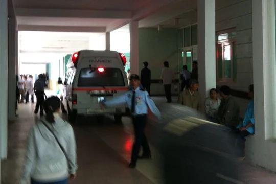 Bệnh viện Đà Nẵng tổ chức diễn tập nhằm đưa ra một phương án đón ông Nguyễn Bá Thanh tốt nhất. Trong ảnh là xe cứu thương chạy vào khuôn viên bệnh viện Đà Nẵng - Ảnh: Đ.Nam