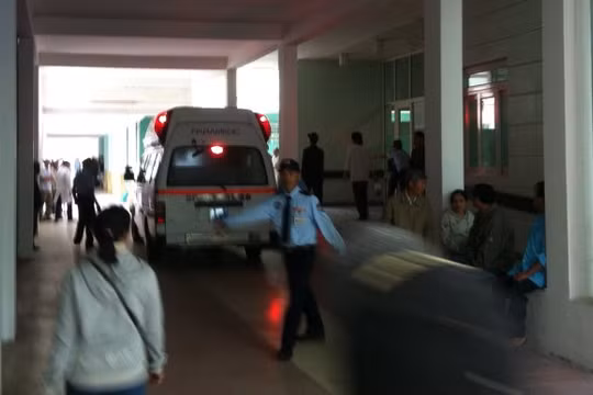 Bệnh viện Đà Nẵng tổ chức diễn tập nhằm đưa ra một phương án đón ông Nguyễn Bá Thanh tốt nhất. Trong ảnh là xe cứu thương chạy vào khuôn viên bệnh viện Đà Nẵng - Ảnh: Đ.Nam