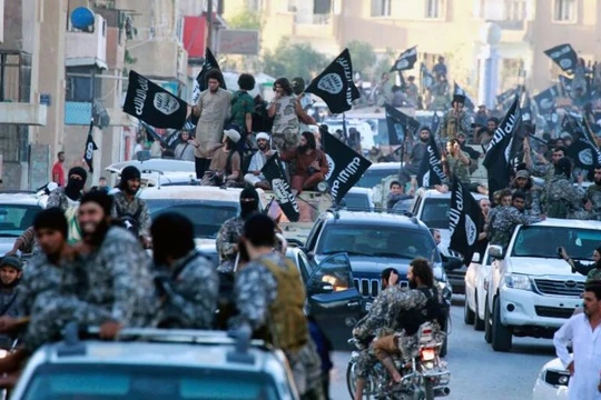 Chiến binh khủng bố IS tụ tập ở Raqqa ăn mừng chiến thắng