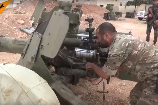 Binh sĩ quân đội Syria sử dụng pháo săn tăng "Rapira" MT-12. Ảnh minh họa video Sputnik