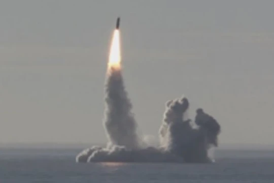 Tàu ngầm Yuri Dolgoruky phóng tên lửa Bulava trong trạng thái lặn ngầm. Ảnh minh họa video Voennaia Taina(Bí mật quân sự)