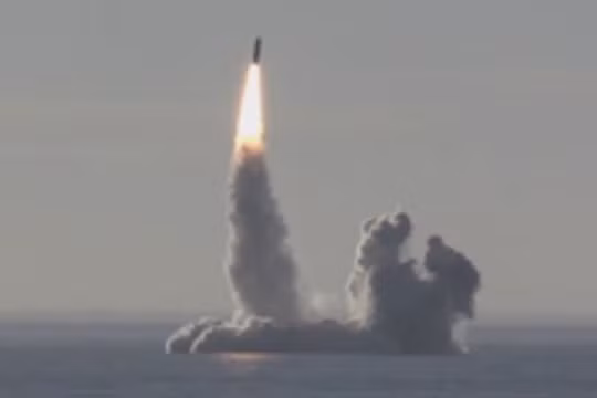 Tàu ngầm Yuri Dolgoruky phóng tên lửa Bulava trong trạng thái lặn ngầm. Ảnh minh họa video Voennaia Taina(Bí mật quân sự)