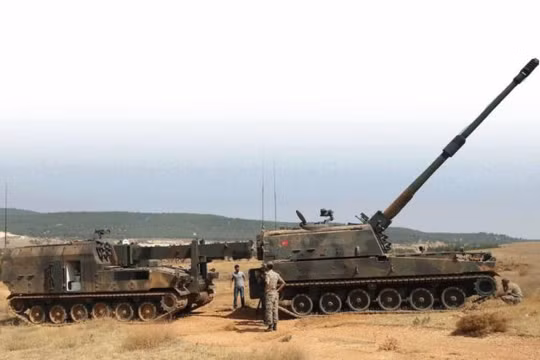 Pháo binh Thổ Nhĩ Kỳ chuẩn bị tấn công vào lực lượng người Kurd ở bắc Aleppo