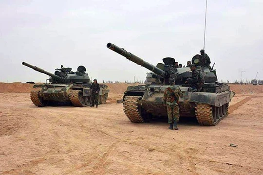 Xe tăng quân đội Syria trên chiến trường sa mạc Deir Ezzor - ảnh Masdar News