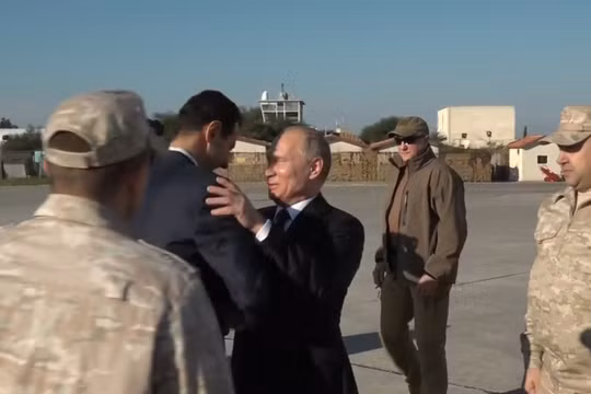 Tổng thống Nga Vladimir Putin đã gặp Tổng thống Syria Bashar al-Assad trong một chuyến thăm bất ngờ căn cứ không quân Nga Khmeimim - ảnh minh họa video