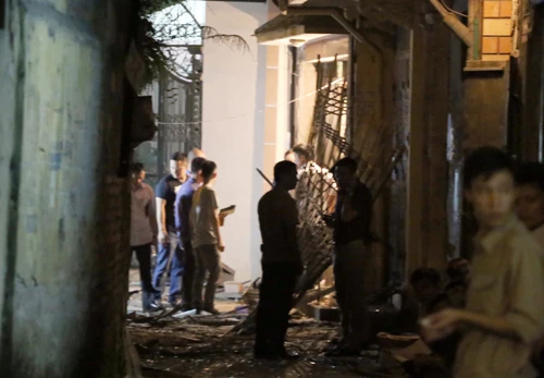 Cửa xếp sắt bật tung, biến dạng do sức ép vụ nổ. Ảnh: Bá Đô.