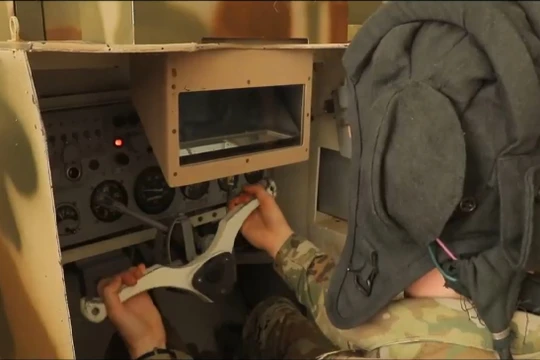 Học viên quân sự Mỹ học lái xe tăng, thiết giáp của Liên Xô cũ. Ảnh minh họa video Uz Armiya (quân đội Uzbekistan)