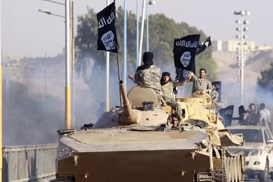 Xe thiết giáp của IS tiến công vào chiến tuyến của quân đội Syria - ảnh minh hỏa Masdar News