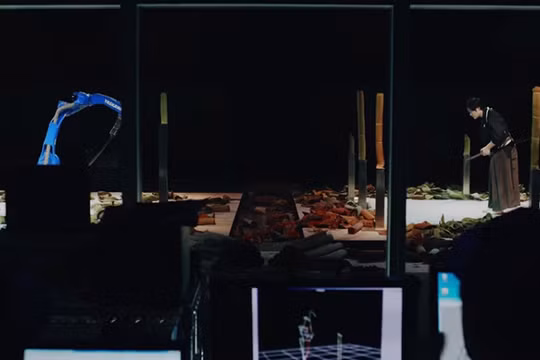 Hai kiếm thủ cúi chào nhau