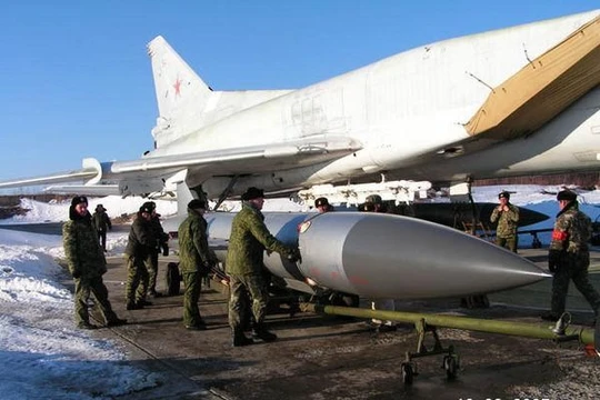 Ben máy bay Tu-22M3