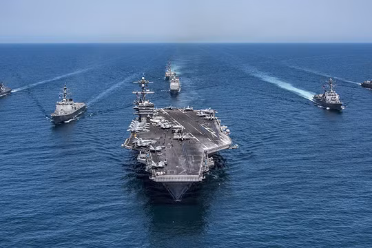 Cụm các khu trục hạm hải quân Hàn Quốc, các tàu khu trục tên lửa Arleigh Burke, khu trục hạm USS Lake Champlain thuộc lớp tàu khu trục Ticonderoga và tàu sân bay USS Carl Vinson - ảnh Reuters