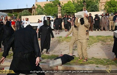 Hai người đàn ông buộc phải chịu hình phạt "mắt đền mắt" theo luật Sharia.