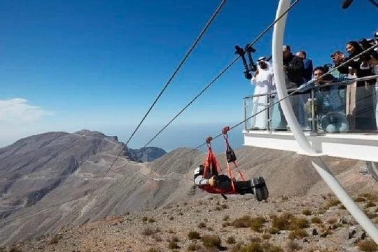 Trên con đường 2,8 km phát triển tốc độ trượt đến 150 km/ giờ- Anhr KhaleejTimes