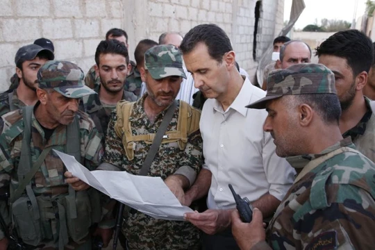 Tổng thống Syria Al-Assad xem sơ đồ trận tuyến Đông Ghouta
