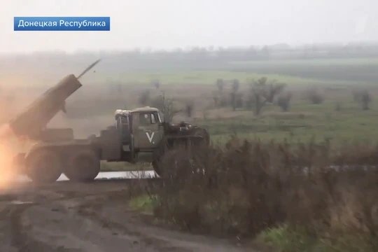 Lực lượng pháo binh chiến trường quân đội Nga tấn công quân đội Ukraine. Ảnh Video truyền thông Donetsk.