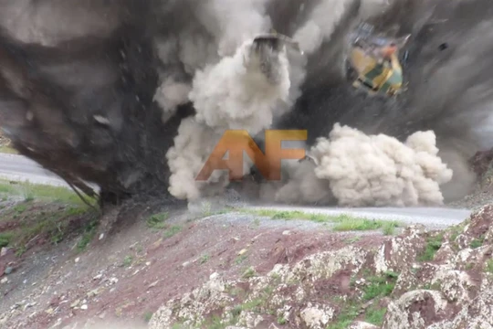 Video: Mìn của lực lượng dân quân người Kurd xé tan xe bọc thép Thổ Nhĩ Kỳ