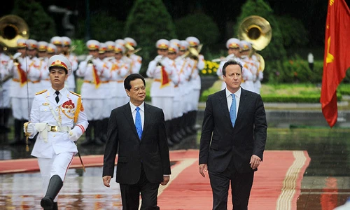 Thủ tướng Nguyễn Tấn Dũng, trái, đón Thủ tướng Anh David Cameron lần đầu thăm chính thức Việt Nam. Ảnh: Giang Huy