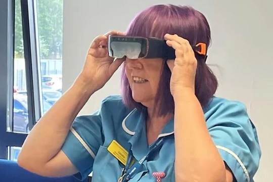 Các y tá cộng đồng sẽ được trang bị kính bảo hộ thông minh thực tế ảo. Ảnh PA