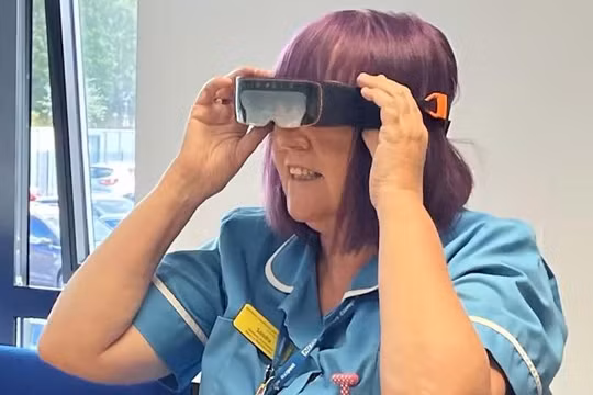 Các y tá cộng đồng sẽ được trang bị kính bảo hộ thông minh thực tế ảo. Ảnh PA