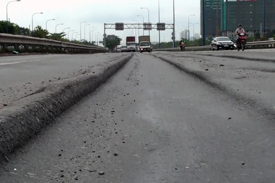 Mặt đường Mai Chí Thọ (đoạn giáp cầu vượt Cát Lái) đang bị lún nghiêm trọng, tạo thành những đường rãnh kéo dài, sâu 10-15 cm. Người dân gọi đây là "ruộng bậc thang" trên đại lộ được cho là hiện đại nhất TP HCM.