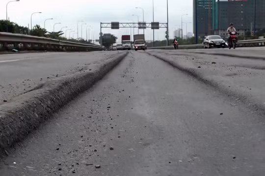 Mặt đường Mai Chí Thọ (đoạn giáp cầu vượt Cát Lái) đang bị lún nghiêm trọng, tạo thành những đường rãnh kéo dài, sâu 10-15 cm. Người dân gọi đây là "ruộng bậc thang" trên đại lộ được cho là hiện đại nhất TP HCM.