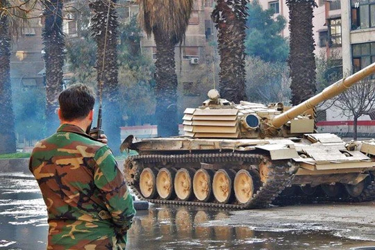 Xe tăng T-72 T-72 Shafrah trang bị lớp giáp xếp Dao cắt chống tên lửa chống tăng có điều khiển ATGM. Ảnh: tanks-encyclopedia.