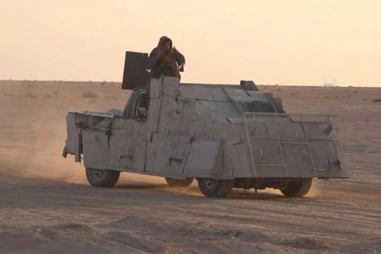 Xe chiến đấu và đánh bom tự sát của IS trên chiến trường Deir Ezzor. Ảnh South Front