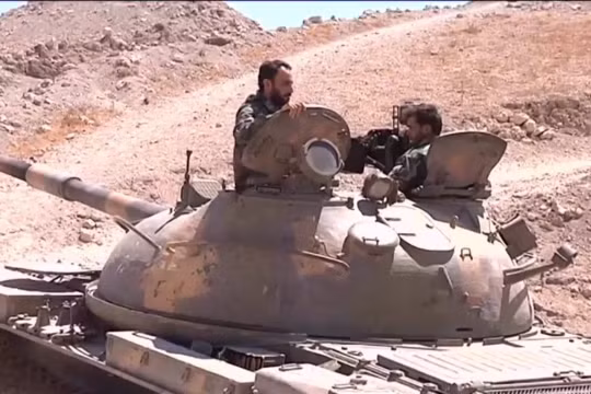 Xe tăng quân đội Syria tiến hành cuộc tấn công trên chiến trường Syria - ảnh video Masdar News