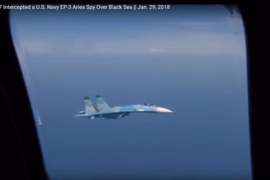 Chiếc Su-27 không quân Hải quân Nga nhìn từ trong khoang chiếc EP-3E Aries II - ảnh Hải quân Mỹ