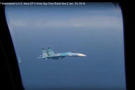 Chiếc Su-27 không quân Hải quân Nga nhìn từ trong khoang chiếc EP-3E Aries II - ảnh Hải quân Mỹ