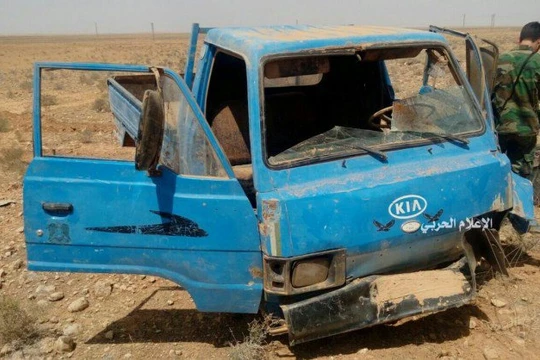 Binh sĩ quân đội Syria bên chiếc xe chở vũ khí bị phá hủy
