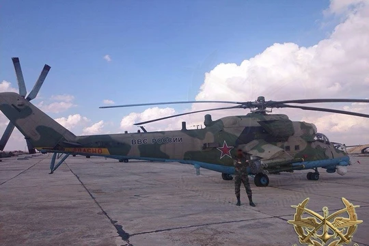 Máy bay trực thăng chiến đấu Nga trên sân bay quân sự Syria - ảnh Muraselon