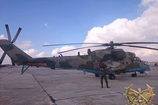 Máy bay trực thăng chiến đấu Nga trên sân bay quân sự Syria - ảnh Muraselon