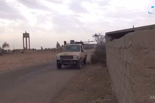 Các phần tử khủng bố IS tiếp tục phản công trên chiến trường thành phố Abu Kamal - ảnh video Amaq