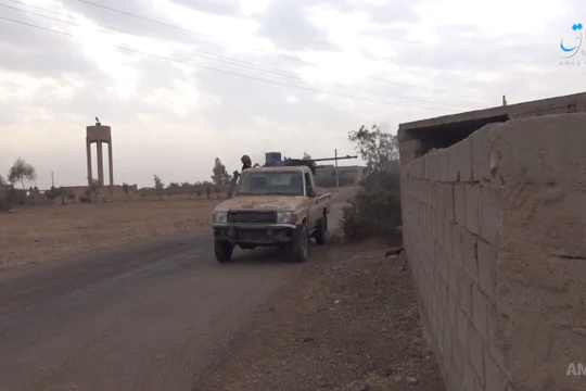 Các phần tử khủng bố IS tiếp tục phản công trên chiến trường thành phố Abu Kamal - ảnh video Amaq