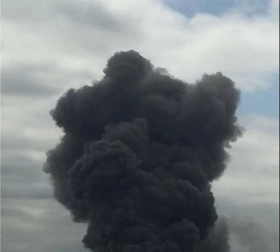 Khói bốc lên cao trong vụ hỏa hoạn tại nhà máy thép gần sân bay Haneda, Tokyo.