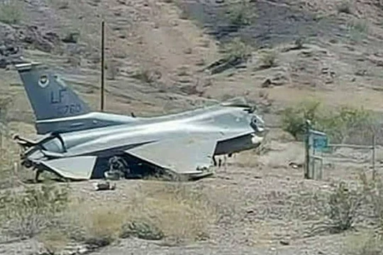 Tài khoản Twitter Raj Jaiswal đăng một bức ảnh, khẳng định F-16 Pakistan bị bắn hạ ở Kashmir, cách đường biên giới 3 km.