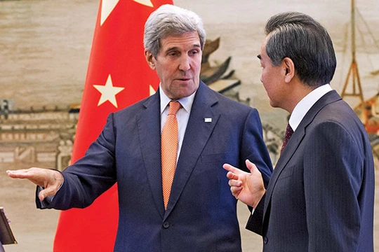 Ông John Kerry đã không trả lời câu hỏi về chuyện đưa tàu, máy bay Mỹ vào trong phạm vi 12 hải lý các điểm Trung Quốc chiếm đóng ở Trường Sa trong họp báo với Ngoại trưởng Trung Quốc Vương Nghị - Ảnh: Reuters