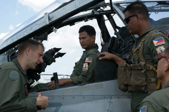 Cố vấn Mỹ và các phi công Philiphines trước khi xuất kích