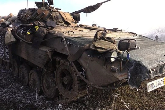 Một xe thiết giáp của quân đội Ukraina bị phá hủy hoàn toàn - ảnh REN TV