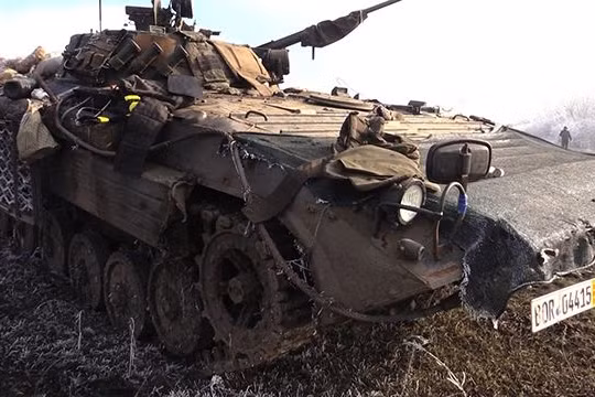 Một xe thiết giáp của quân đội Ukraina bị phá hủy hoàn toàn - ảnh REN TV