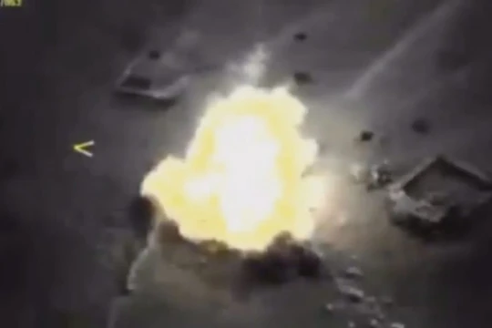 Tên lửa Kalibr hủy diệt mục tiêu IS ở Deir Ezzor - ảnh video Bộ quốc phòng Nga